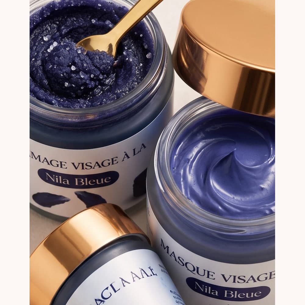 Masque visage à la Nila bleue, texture bleu profond